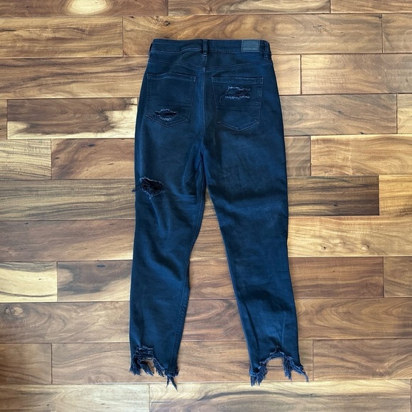 American Eagle Strigid Black Distressed Mom Jeans size 6 Long - Picture 4 of 8